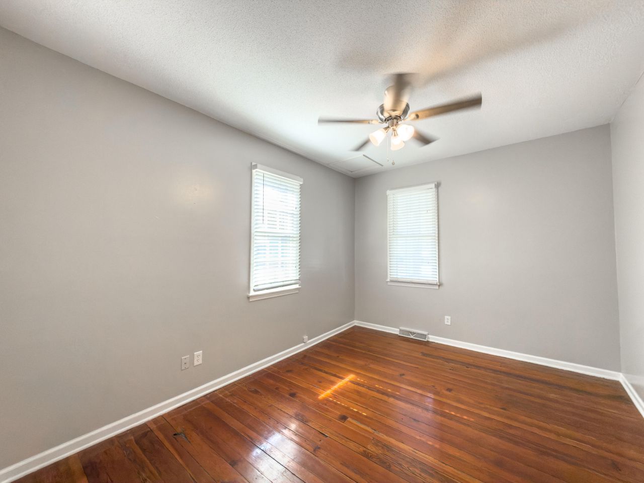 209 S Hampton Street Photo 12