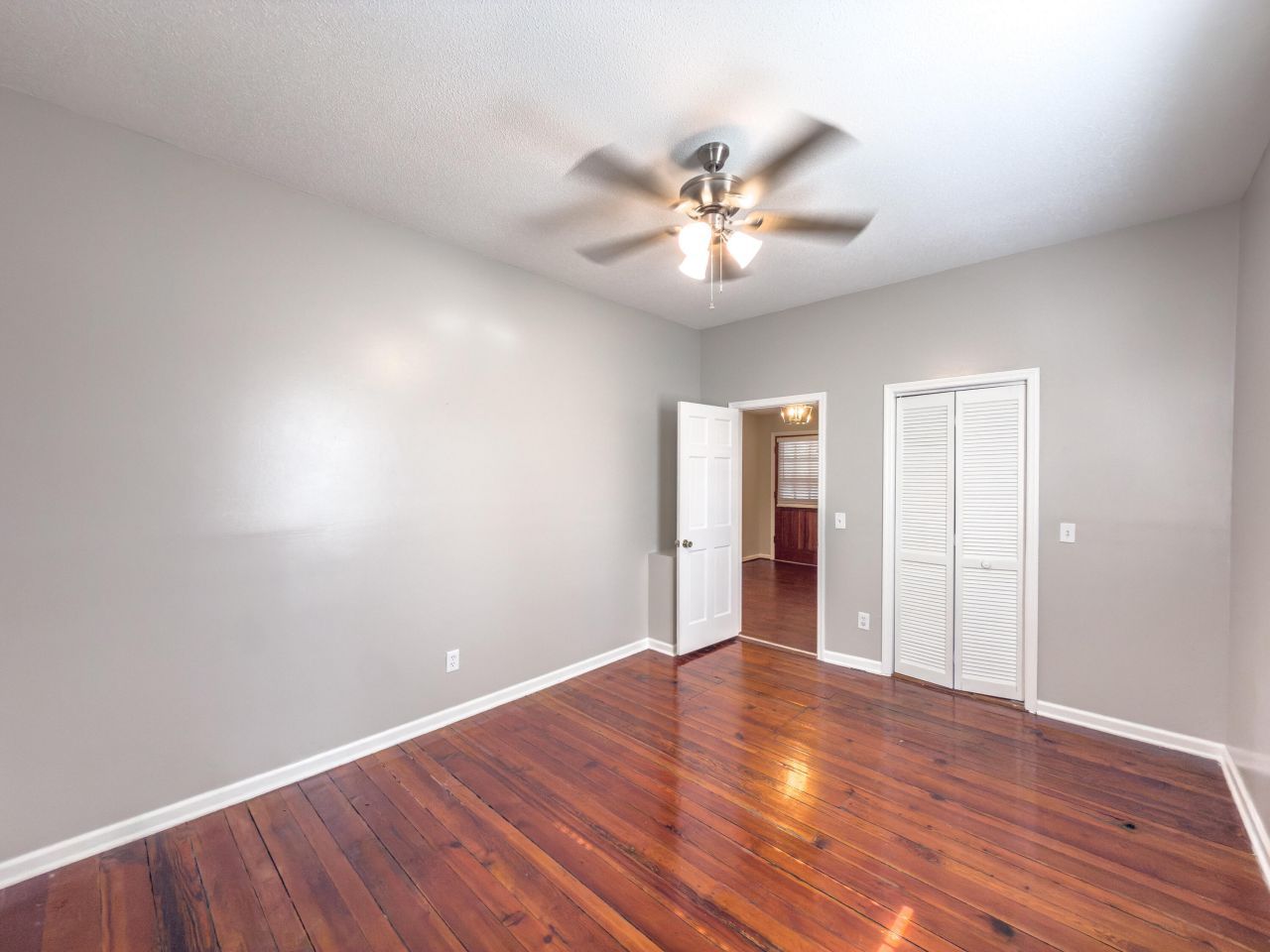 209 S Hampton Street Photo 13