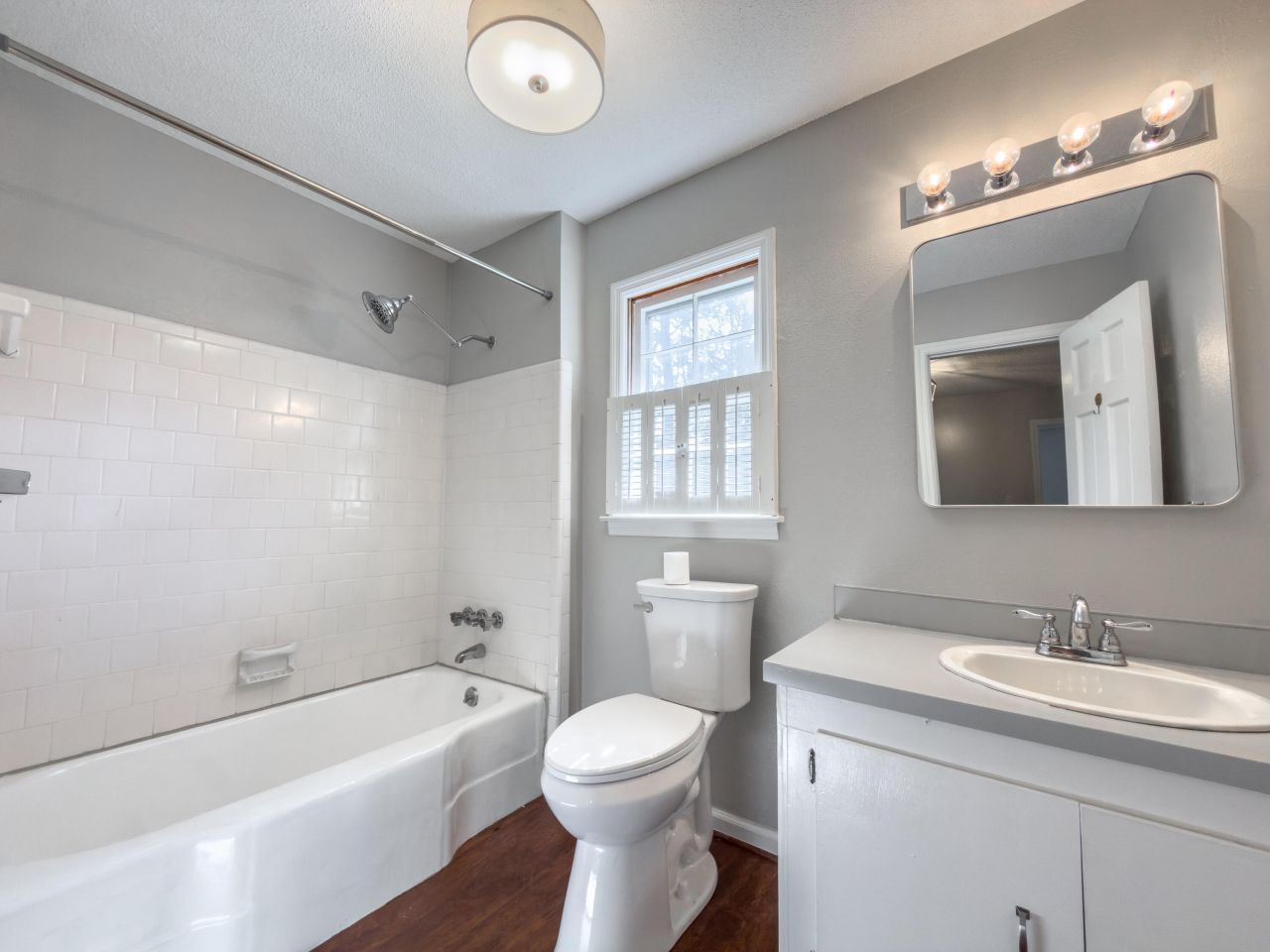 209 S Hampton Street Photo 14