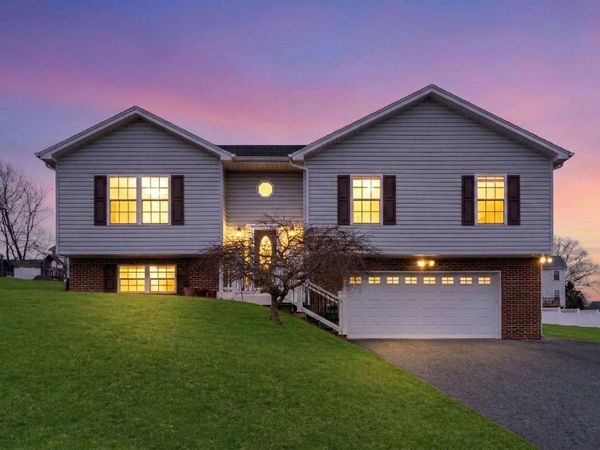 702 STONEWALL CIR, STAUNTON, VA 24401