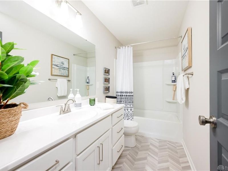 819 Hunters Run Drive, Brookville, OH 45309 Photo 3