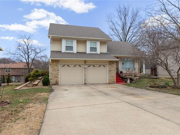 8117 Woodstone Street, Lenexa, KS 66219