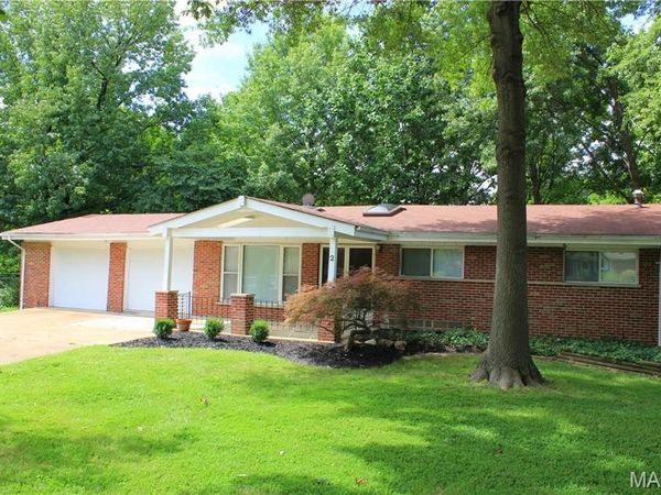 2 Seawood Court, Creve Coeur, MO 63146