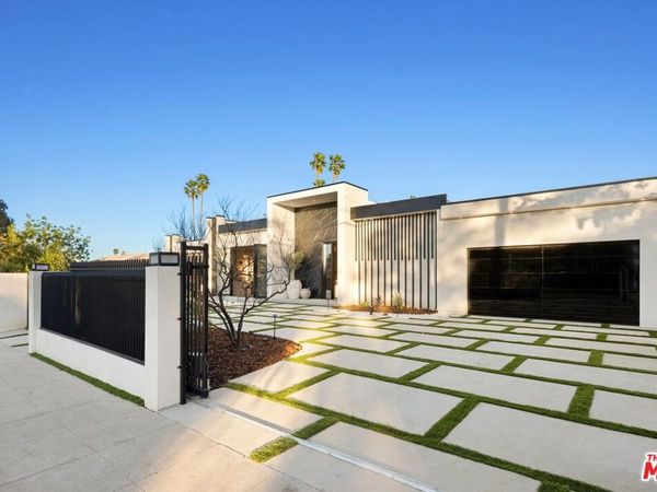 5200 Oakdale Avenue, Woodland Hills, CA 91364