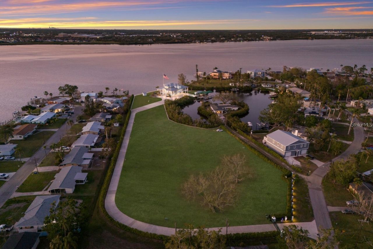 208 22nd Street Court Ne, Bradenton, FL 34208 Photo