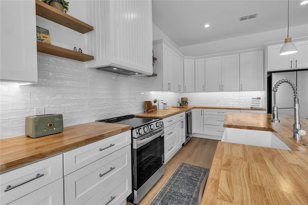 2215 Avenue C, Bradenton Beach, FL 34217 Photo