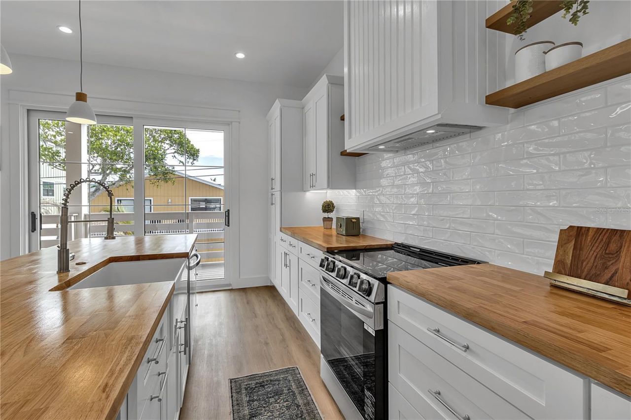 2215 Avenue C, Bradenton Beach, FL 34217 Photo