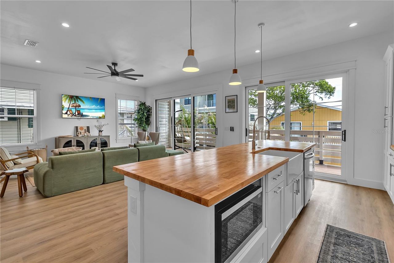 2215 Avenue C, Bradenton Beach, FL 34217 Photo