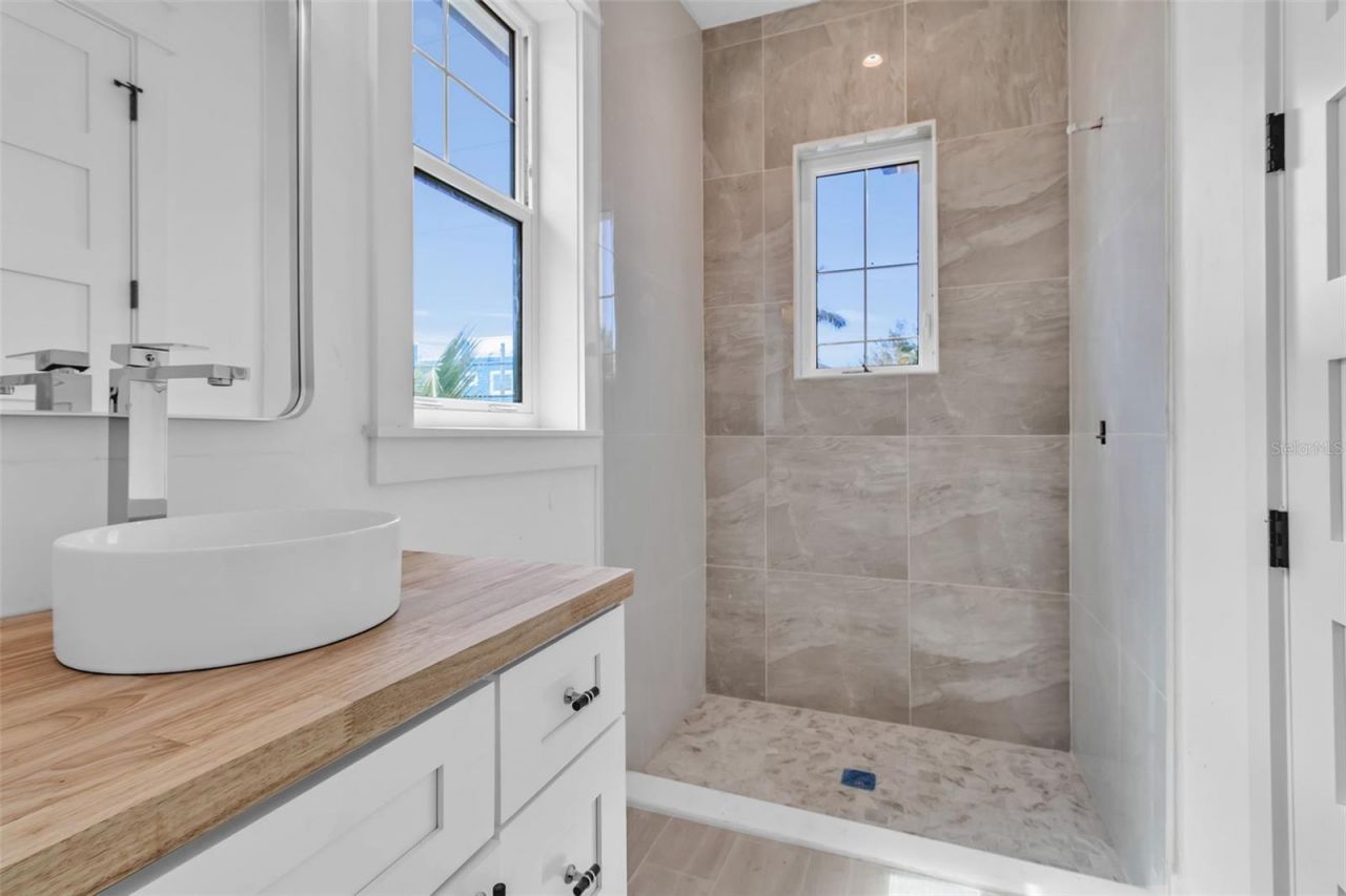 2215 Avenue C, Bradenton Beach, FL 34217 Photo