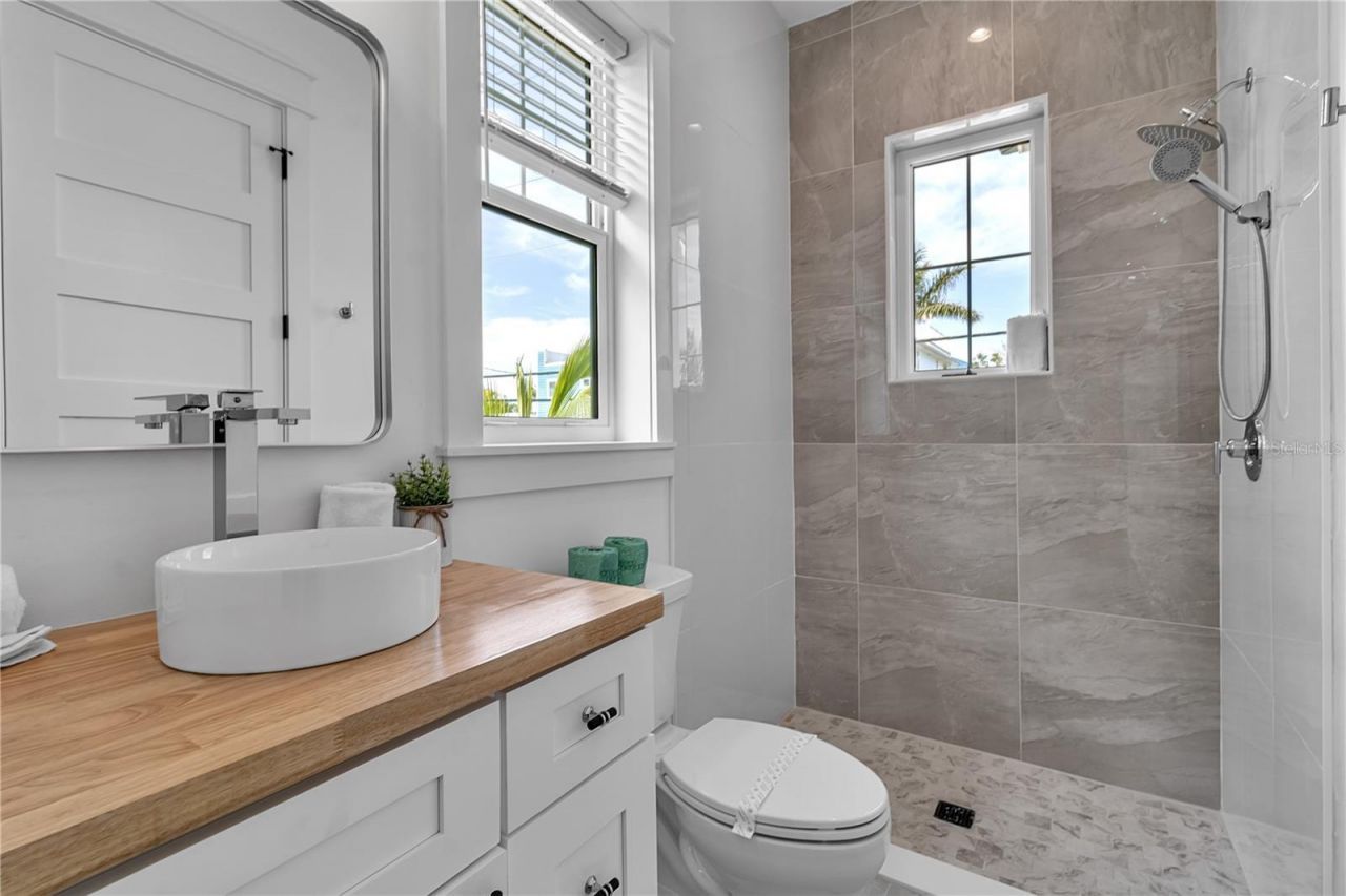 2215 Avenue C, Bradenton Beach, FL 34217 Photo