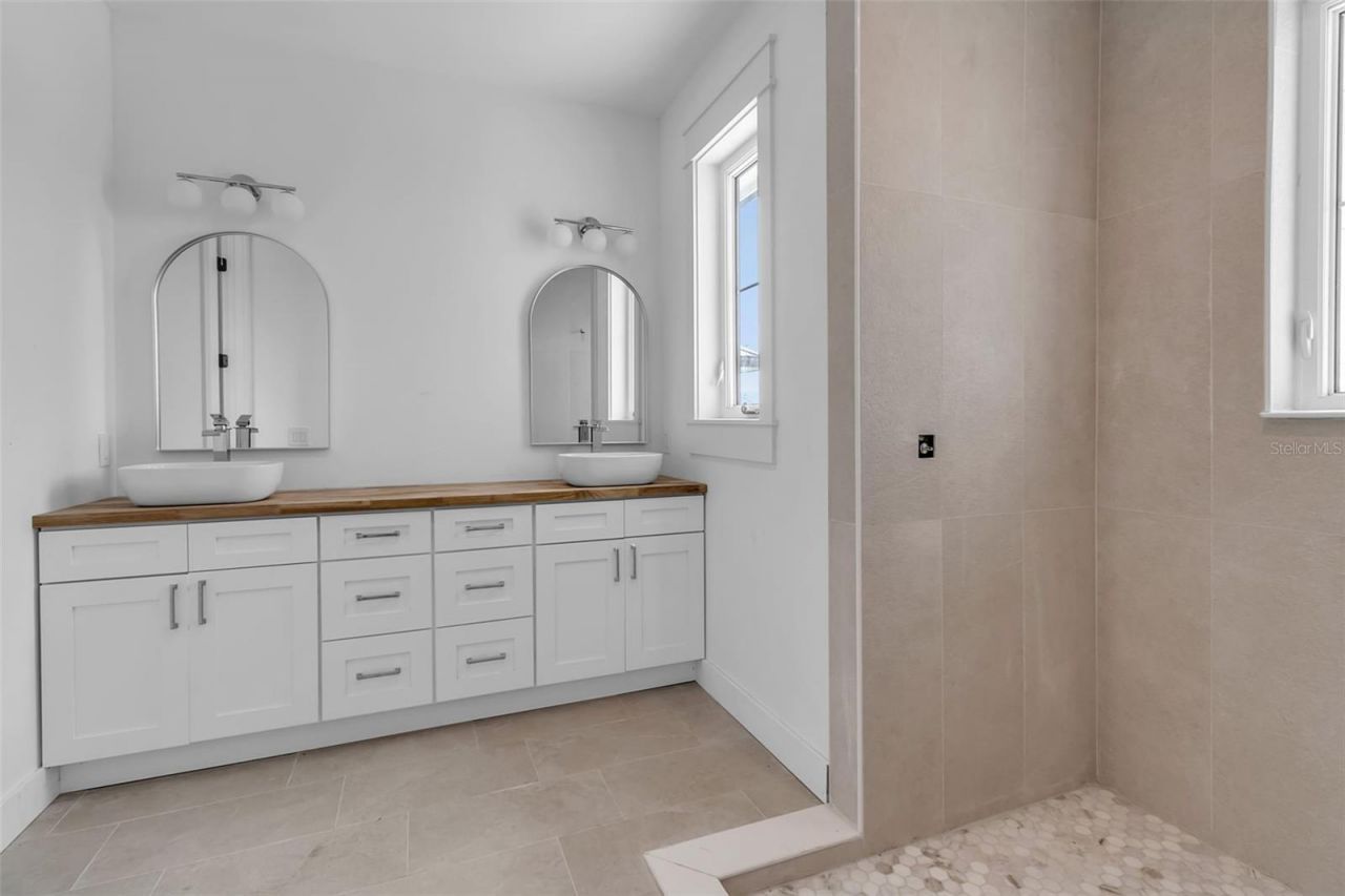 2215 Avenue C, Bradenton Beach, FL 34217 Photo