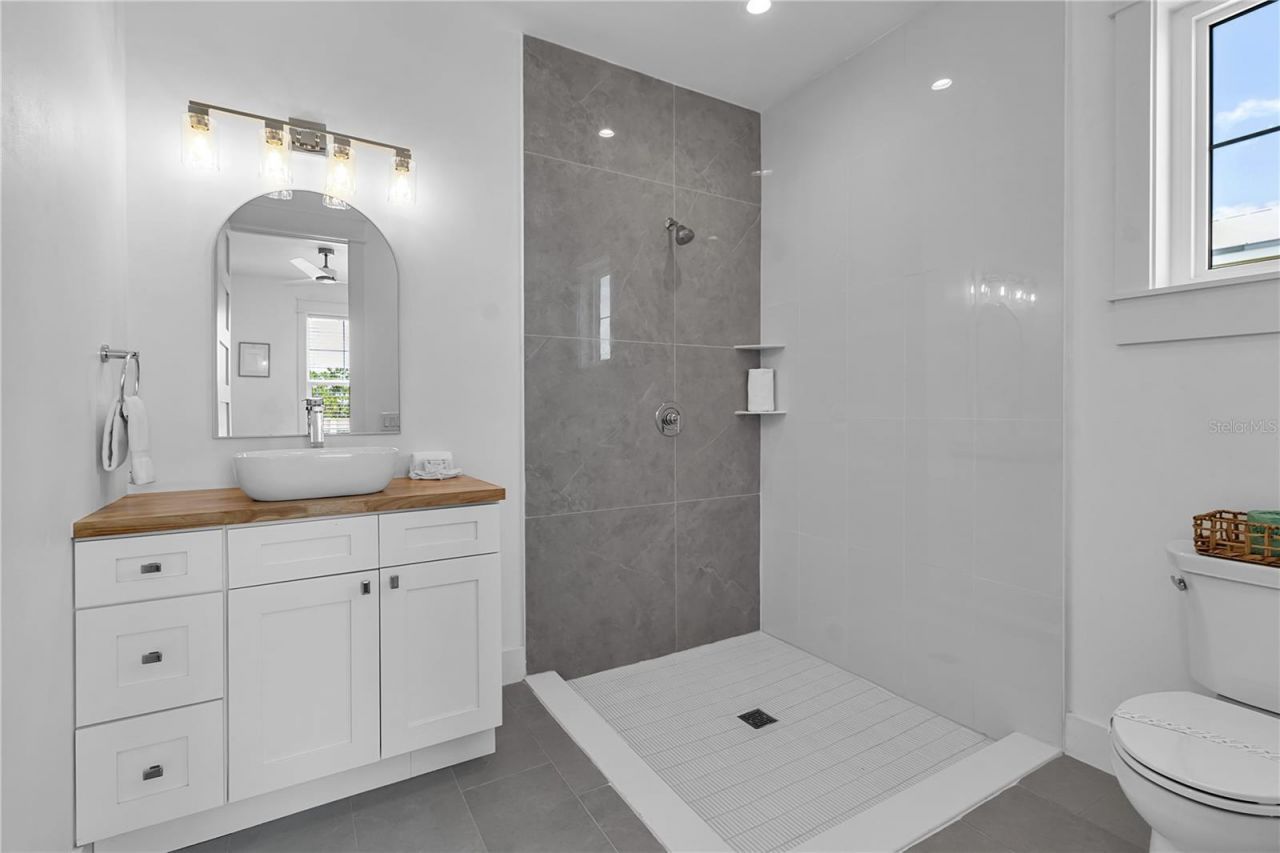2215 Avenue C, Bradenton Beach, FL 34217 Photo