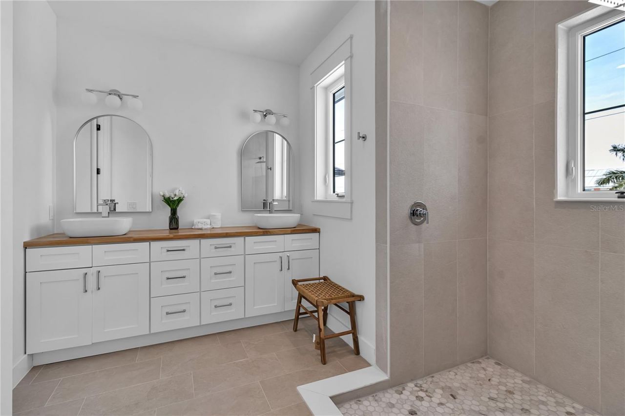 2215 Avenue C, Bradenton Beach, FL 34217 Photo