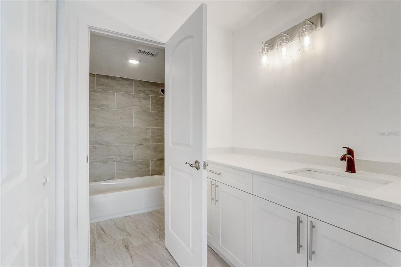 13941 Fairway Island Drive, Unit 723, Orlando, FL 32837 Photo