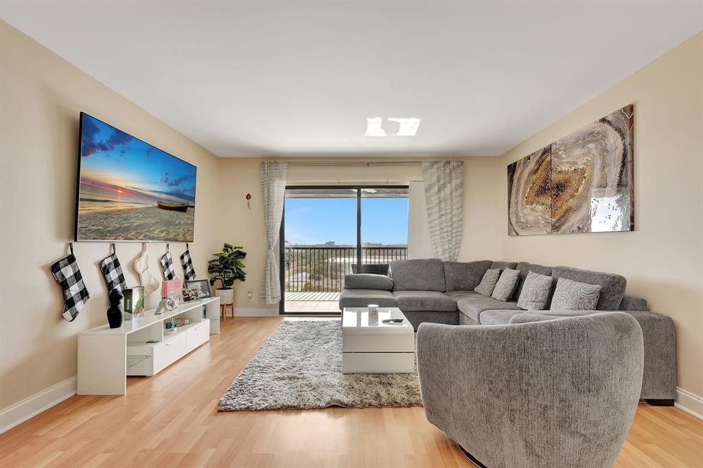 2200 S Cypress Bend Drive, Unit 905, Pompano Beach, FL 33069 Photo