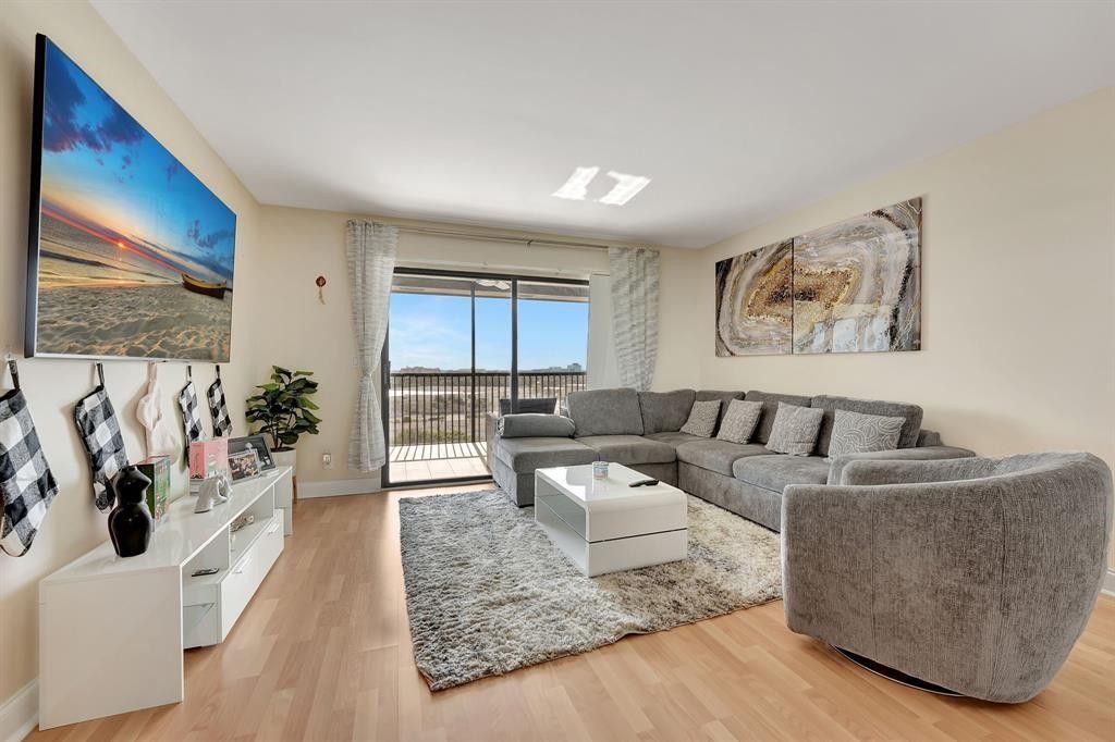 2200 S Cypress Bend Drive, Unit 905, Pompano Beach, FL 33069 Photo