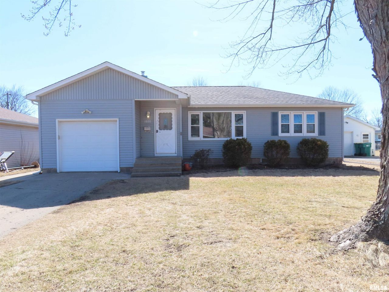 1866 Indiana Drive, Galesburg, IL 61401 Main Photo