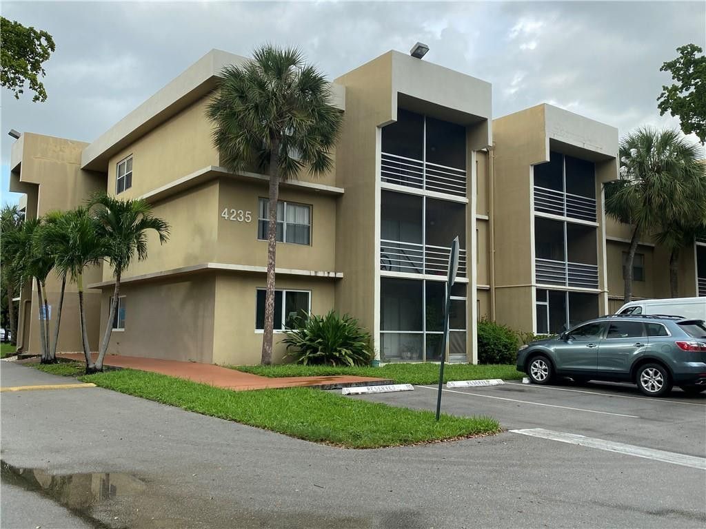 4235 N University Drive, Unit 301, Sunrise, FL 33351 Photo