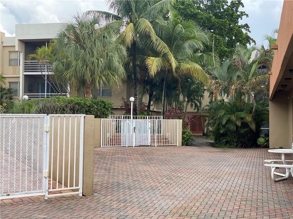 4235 N University Drive, Unit 301, Sunrise, FL 33351 Photo