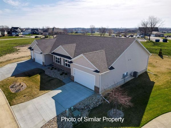 2933 Clubhouse Dr , Marion, IA 52302