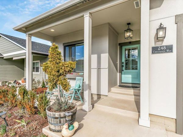 248 Christopher Way, Talent, OR 97540