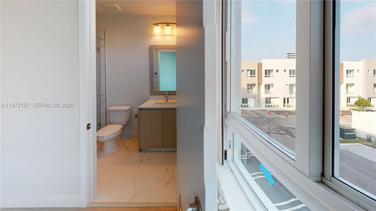 2555 NE 193rd St , Unit 2224, Miami, FL 33180 Photo