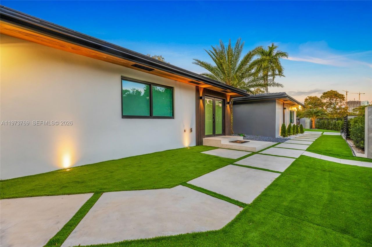 2100 SW 9th Ave, Miami, FL 33129 Photo