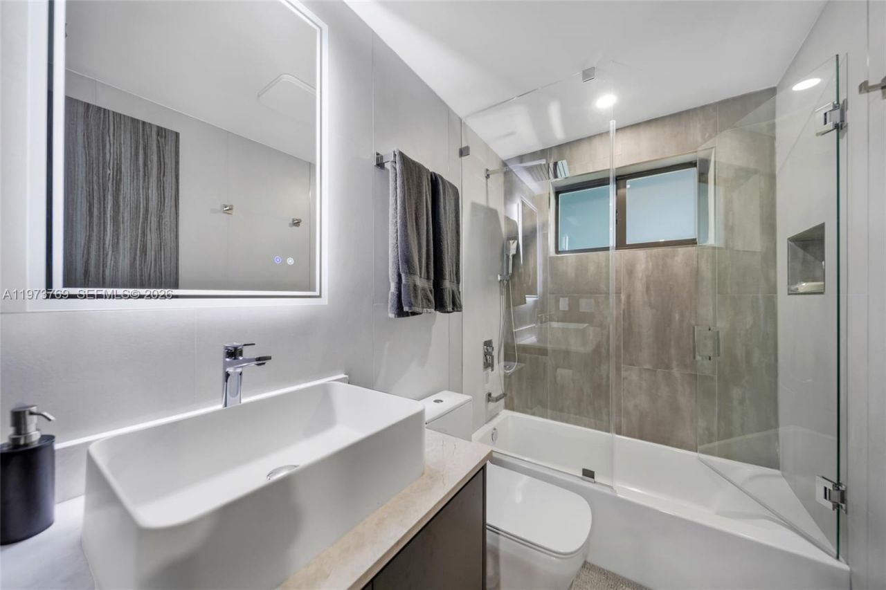 2100 SW 9th Ave, Miami, FL 33129 Photo