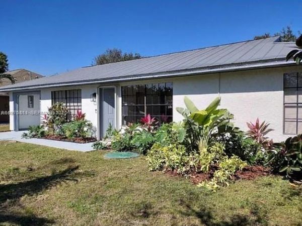 841 NW Riverside Dr , Port St. Lucie, FL 34983