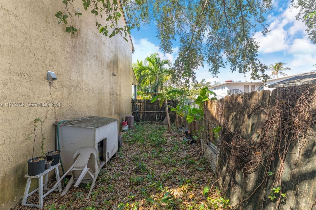 1613 NW 16th St, Unit E, Miami, FL 33125 Photo