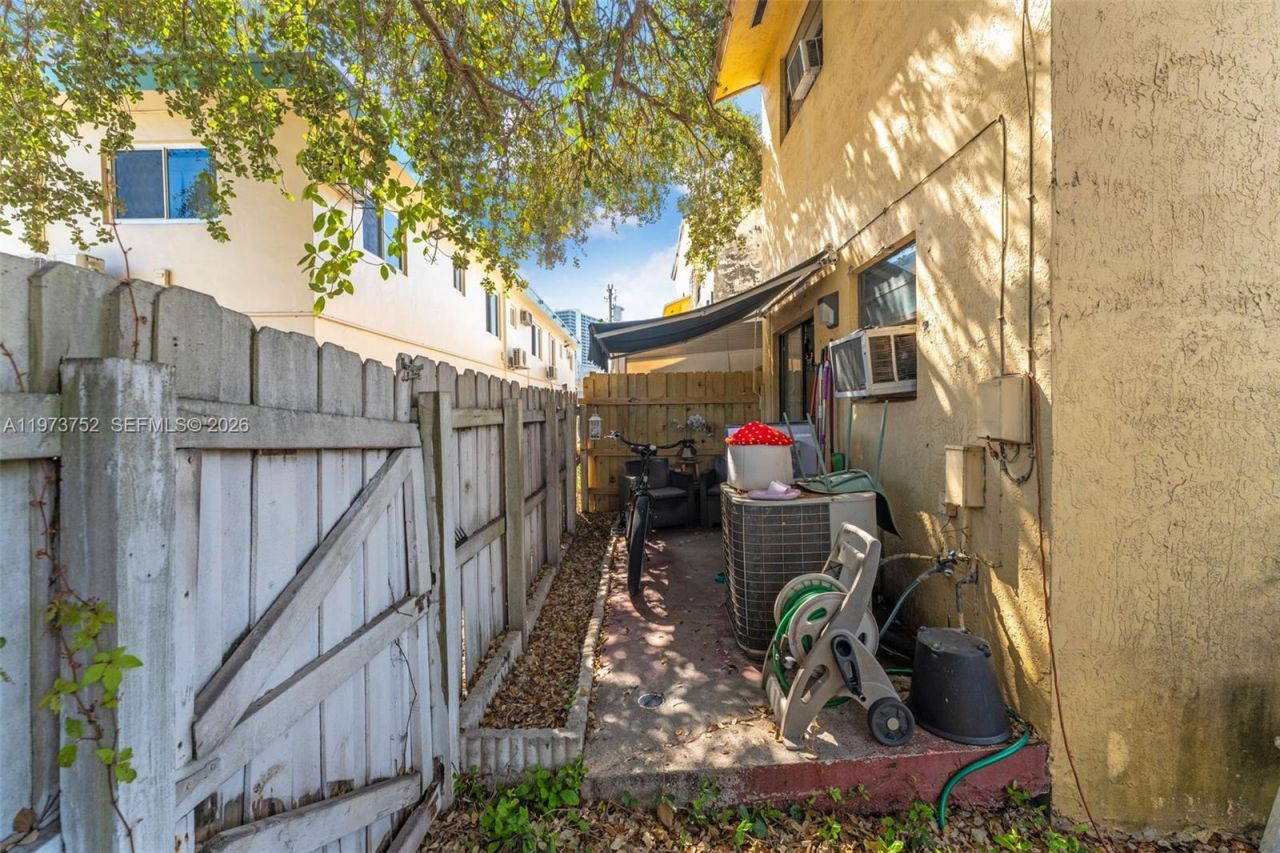 1613 NW 16th St, Unit E, Miami, FL 33125 Photo