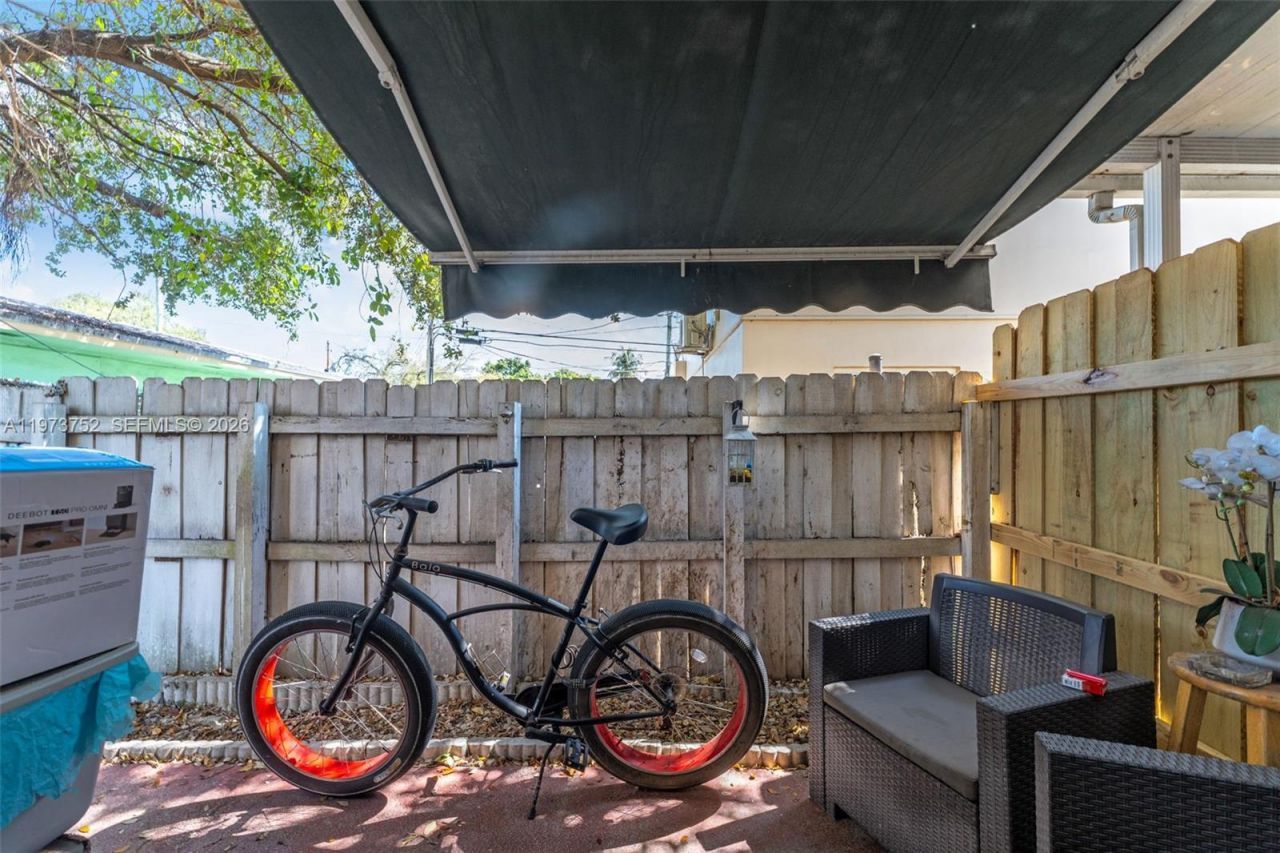 1613 NW 16th St, Unit E, Miami, FL 33125 Photo