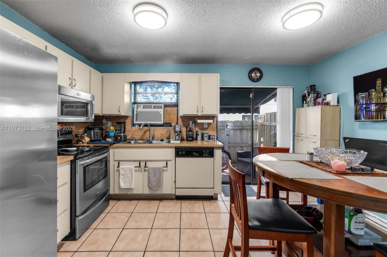 1613 NW 16th St, Unit E, Miami, FL 33125 Photo