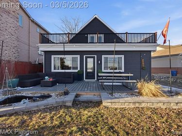 4960 Cooley Lake Road, Waterford Twp, MI 48327