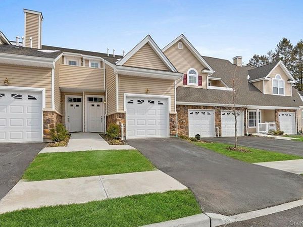 4 Steven Circle , Unit 4, Dix Hills, NY 11746