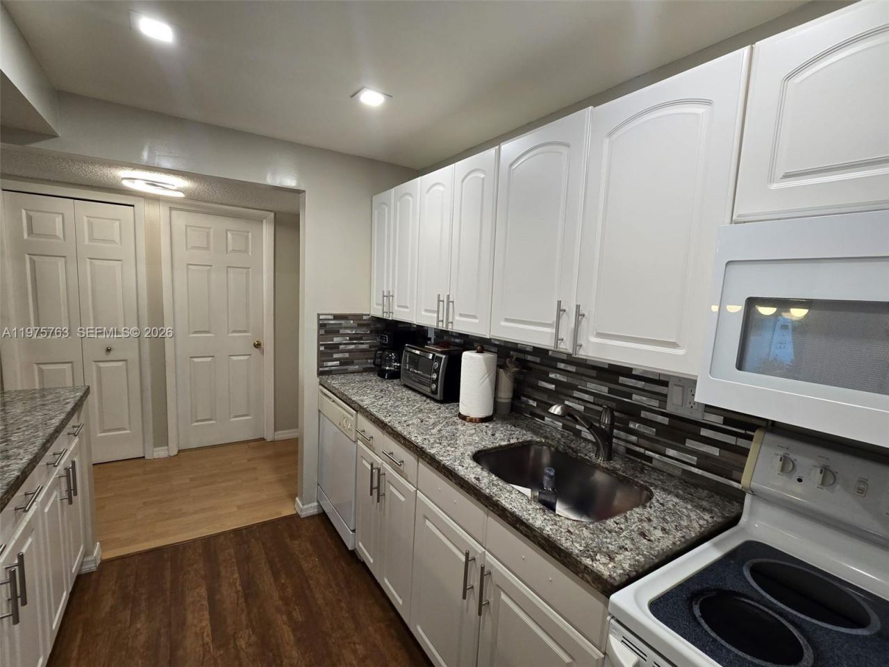 140 Lakeview Dr , Unit 111, Weston, FL 33326 Photo