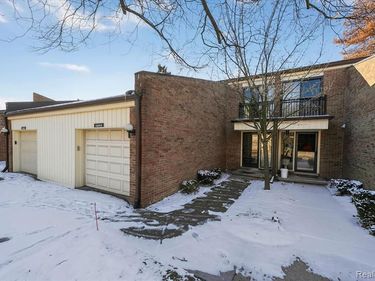 18268 University Park Drive, Livonia, MI 48152
