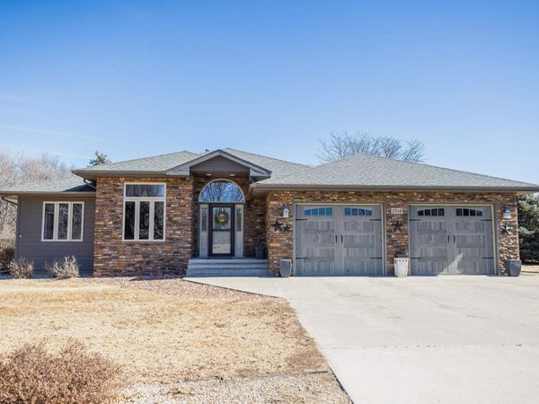 1516 Deerfield Ln, Mitchell, SD 57301