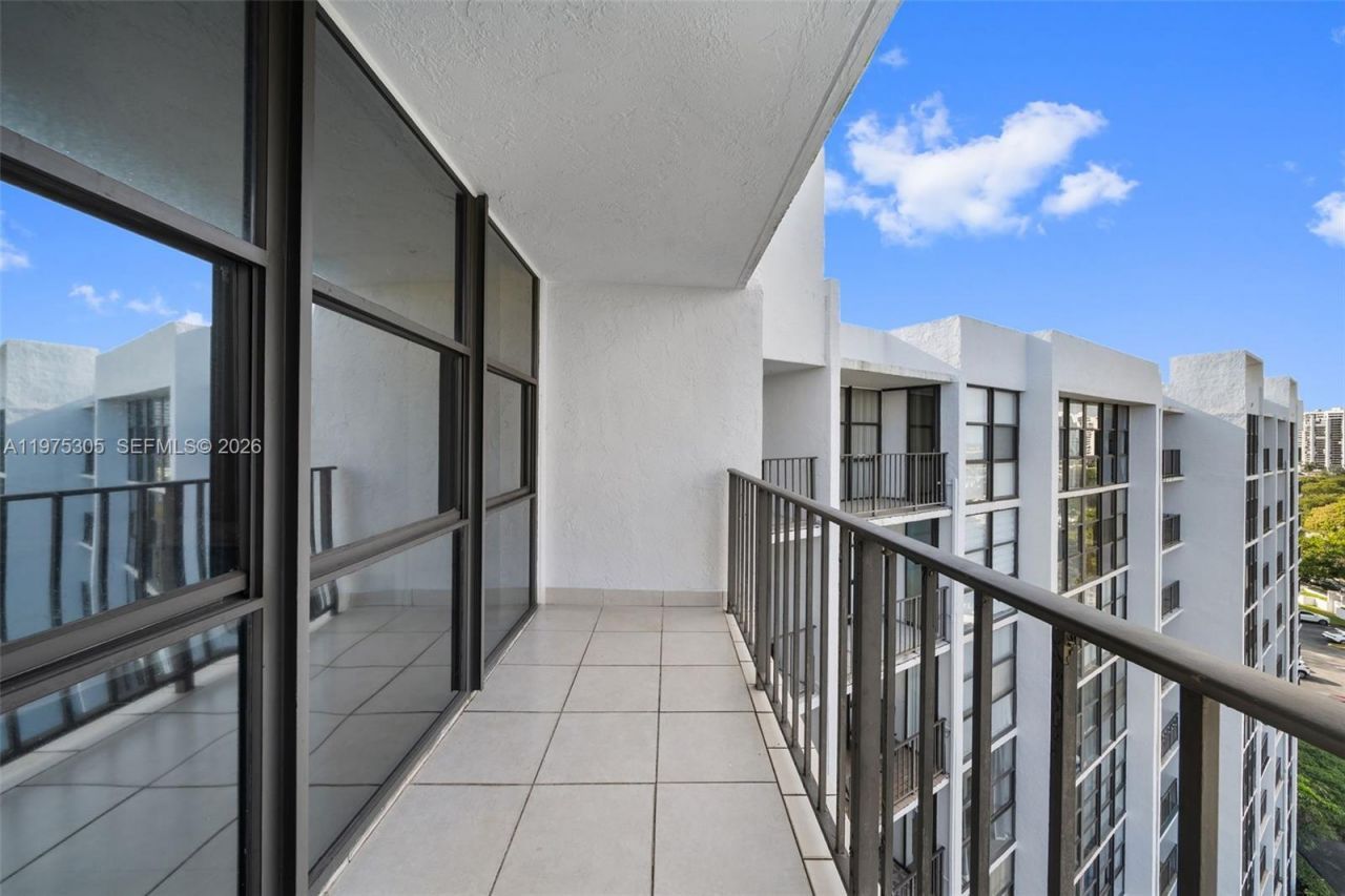 1000 Parkview Dr, Unit 1001, Hallandale Beach, FL 33009 Photo