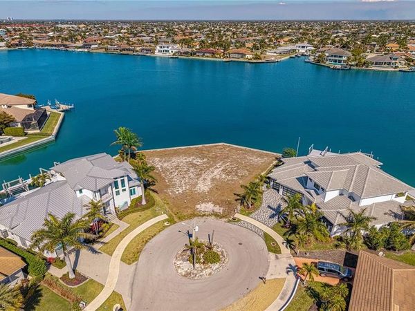 996 Spruce CT , MARCO ISLAND, FL 34145