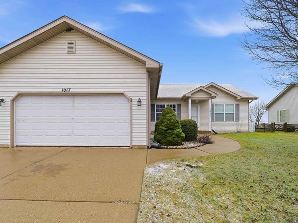 1017 E Pinecrest Lane, Elkhorn, WI 53121