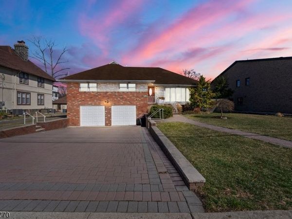 1070 Cumbermeade Rd, Fort Lee, NJ 07024