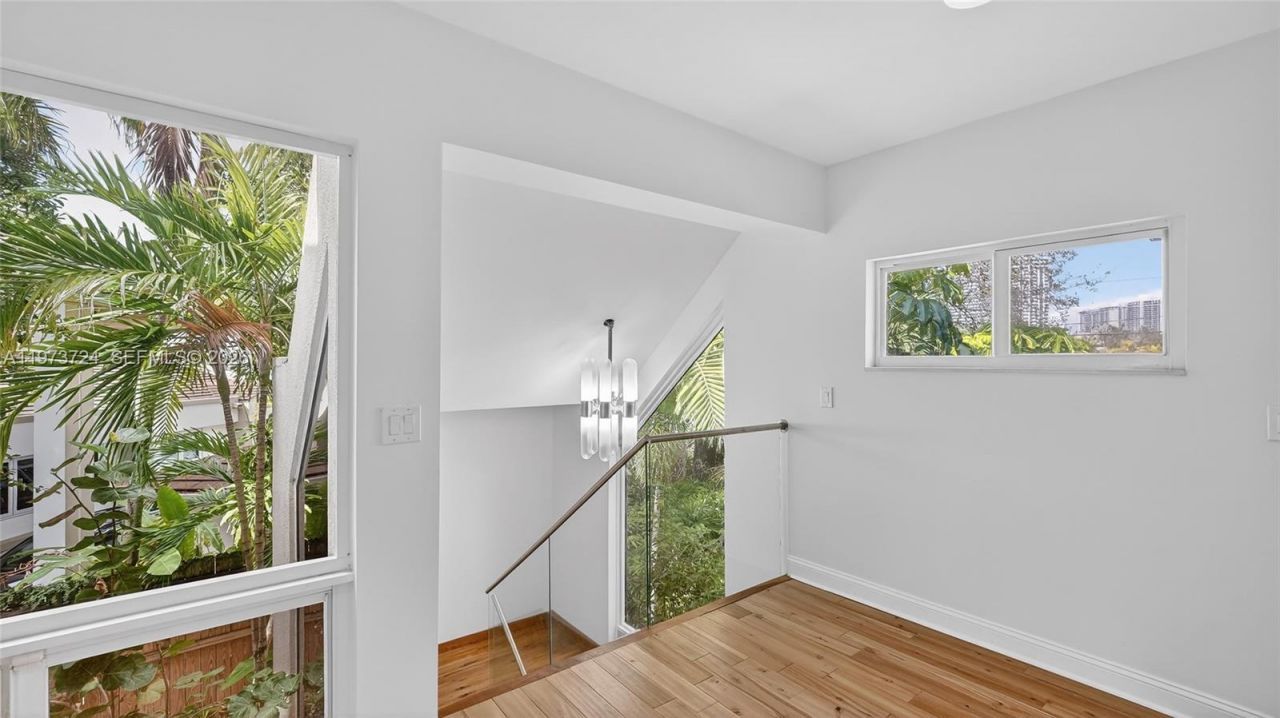 3226 NE 168th St , North Miami Beach, FL 33160 Photo