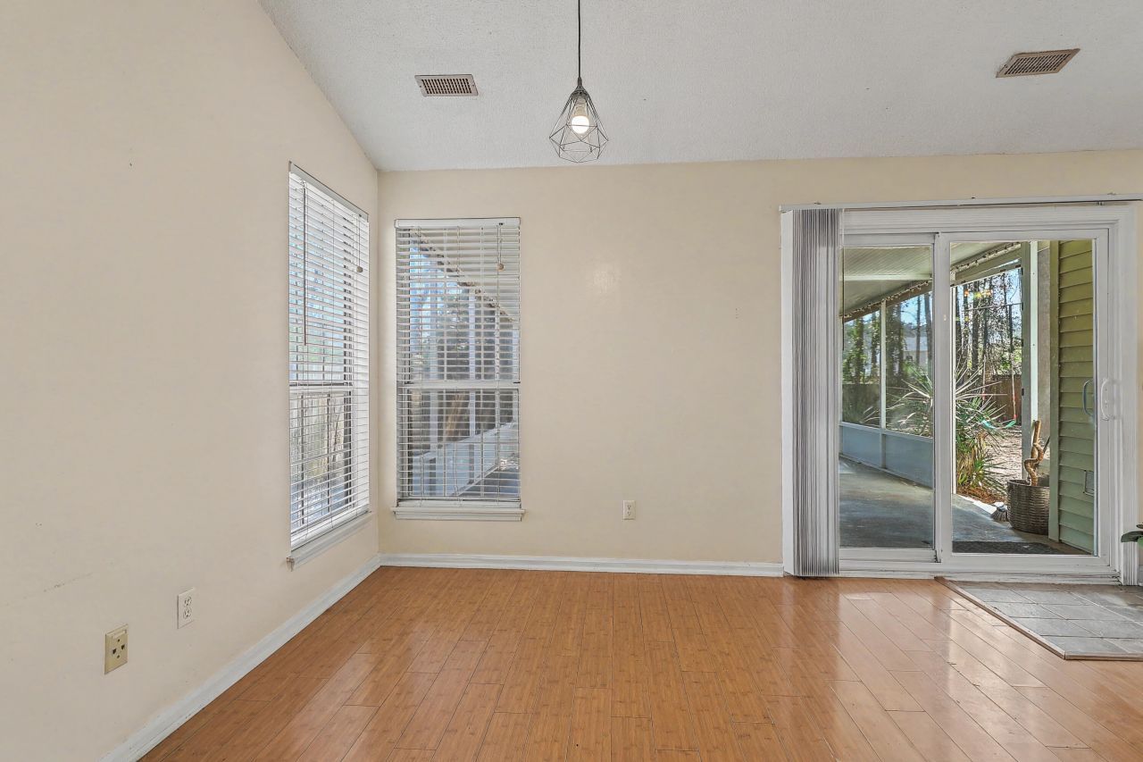 216 Regent Street Photo 11