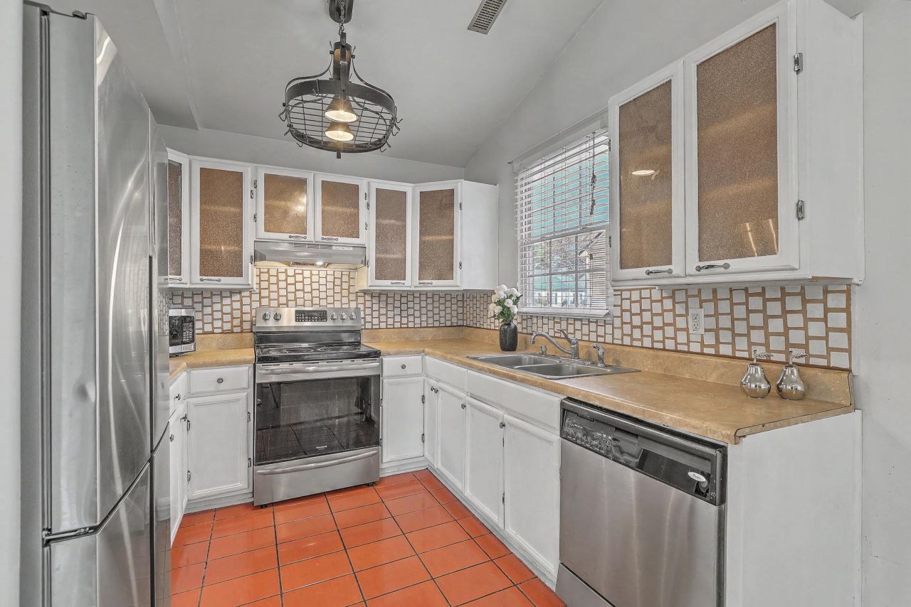 216 Regent Street Photo 12