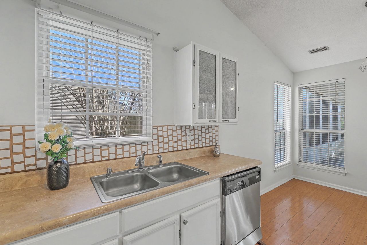 216 Regent Street Photo 14