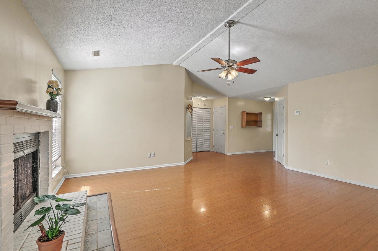 216 Regent Street Photo 8