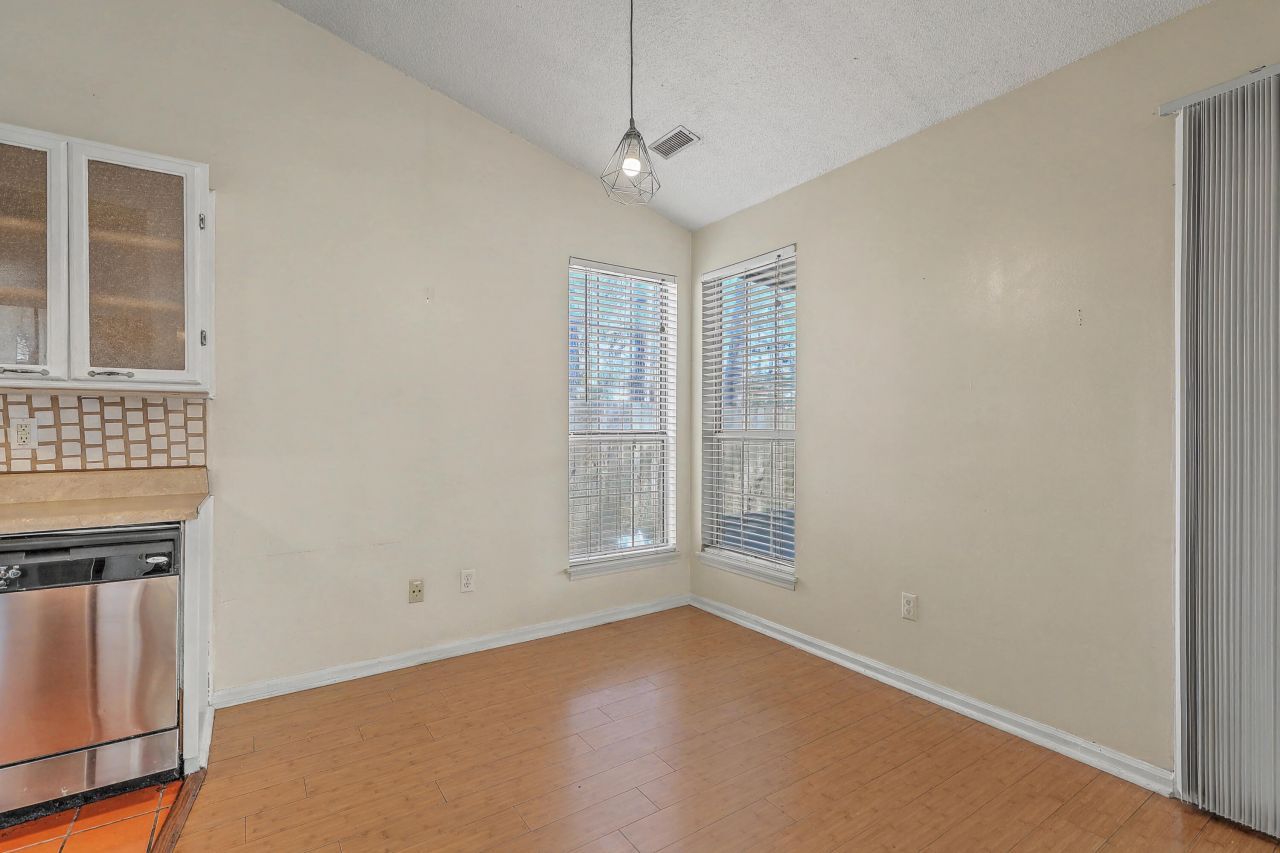 216 Regent Street Photo 9