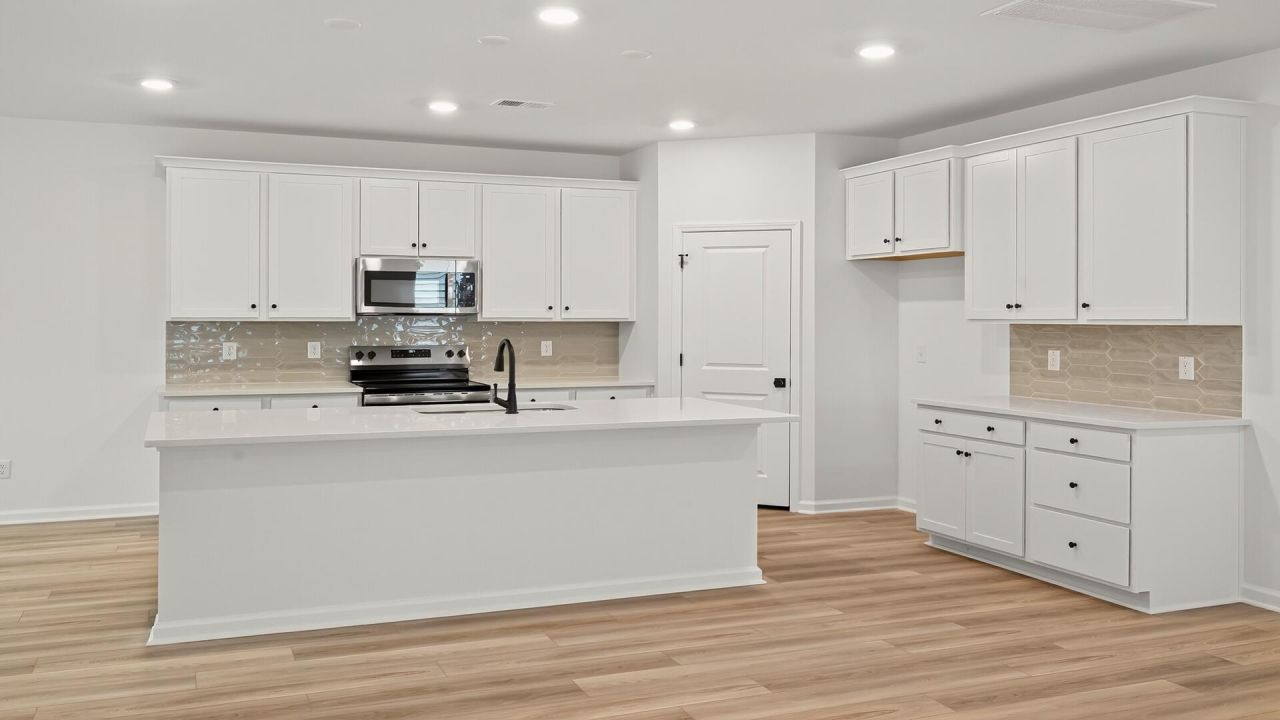 462 Cadbury Loop Photo 14