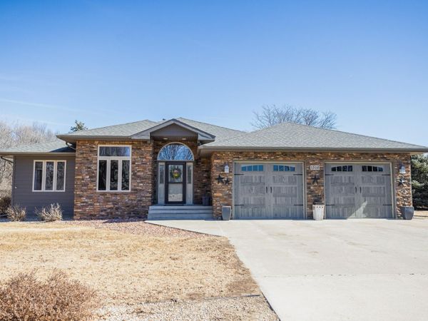 1516 Deerfield Ln, Mitchell, SD 57301